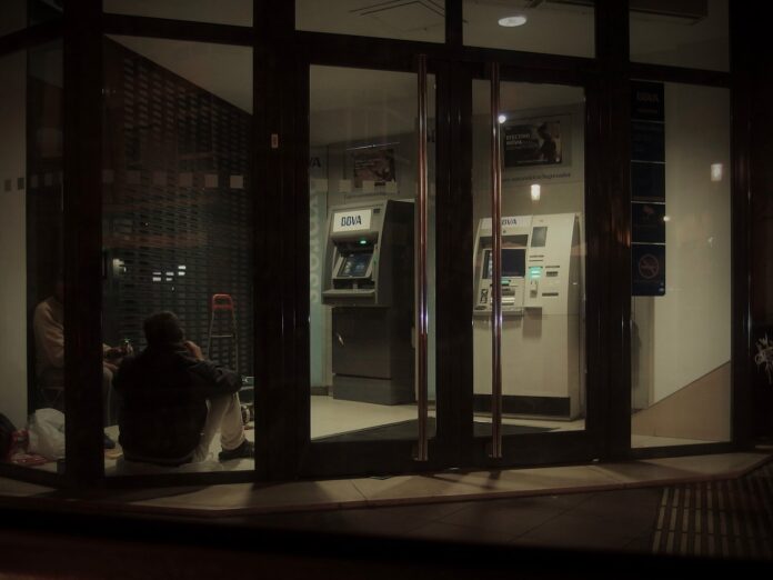 Gente durmiendo en un cajero automatico