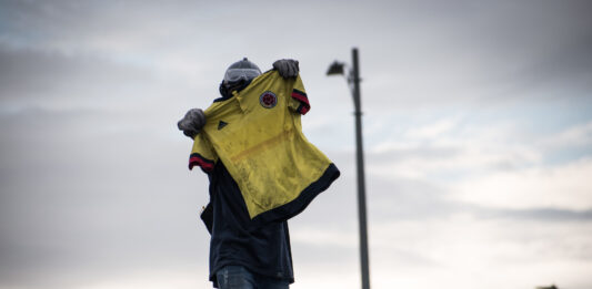Manifestante Colombia remera de la seleccion