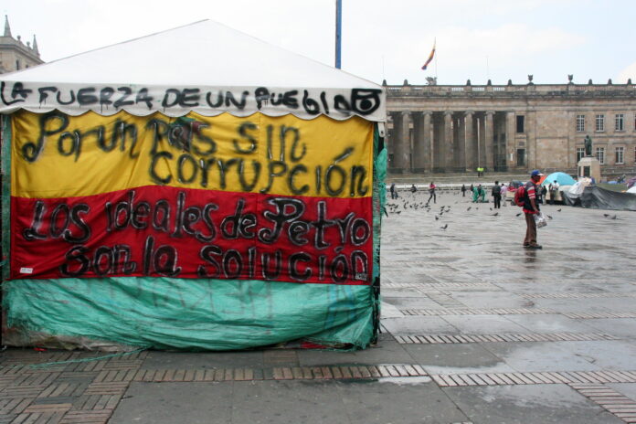 Carpa con pintadas a favor de petro