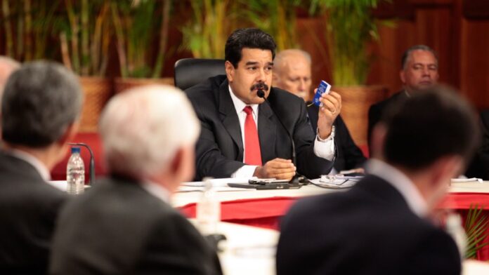 Nicolas Maduro, constitución