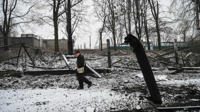 Hombre caminando entre nieve ucrania