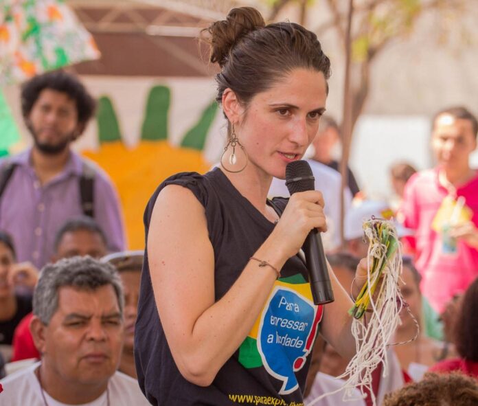 Florence-Poznanski-hablando-en-una-asamblea