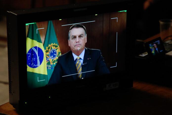 Pantalla filmando a Bolsonaro