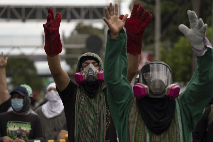 Estudiantes bloquean una calle cerca de la universidad pública de San Carlos como parte de una protesta antigubernamental en Ciudad de Guatemala, el martes 9 de agosto de 2022. (AP Foto/Moisés Castillo)