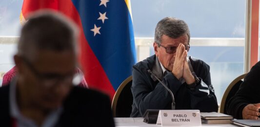 Pablo Beltrán en el dialogo de Paz entre el gobierno de Colombia y el ELN, en Caracas, el 21 de noviembre. RAYNER PENA R (EFE)