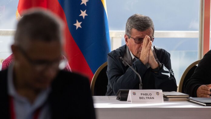 Pablo Beltrán en el dialogo de Paz entre el gobierno de Colombia y el ELN, en Caracas, el 21 de noviembre. RAYNER PENA R (EFE)