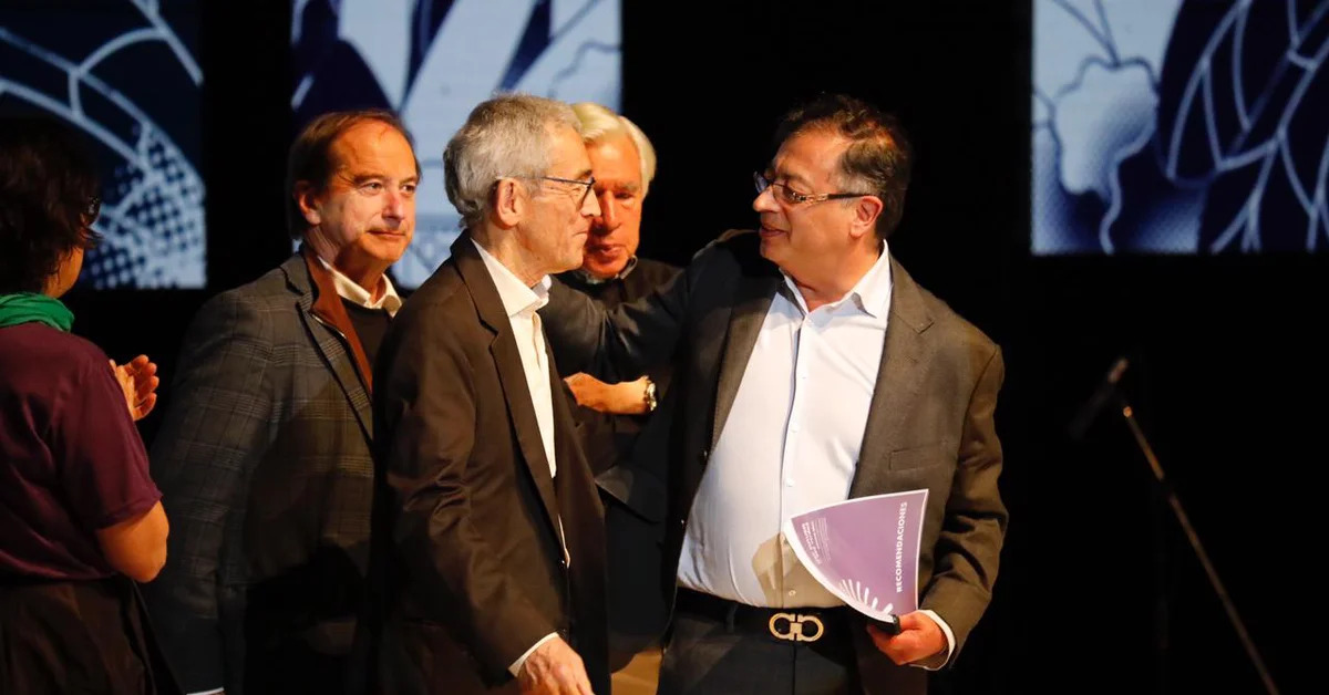 Francisco de Roux, presidente de la Comisión de la Verdad de Colombia, abrazado por el presidente electo, Gustavo Petro, durante la presentación del informe final de la Comisión, en Bogotá, el 28 de junio.