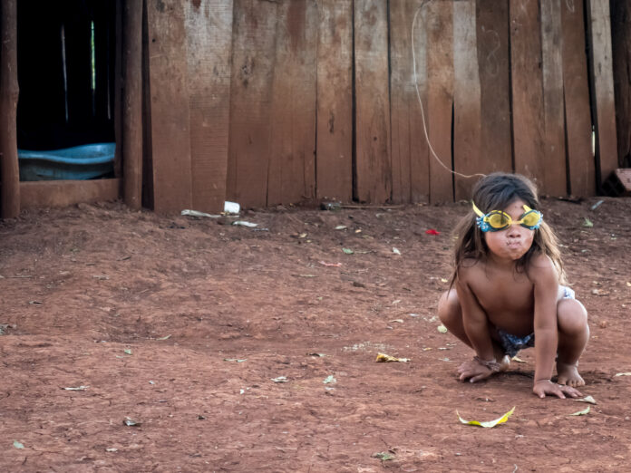 Niña jugando con antiparras