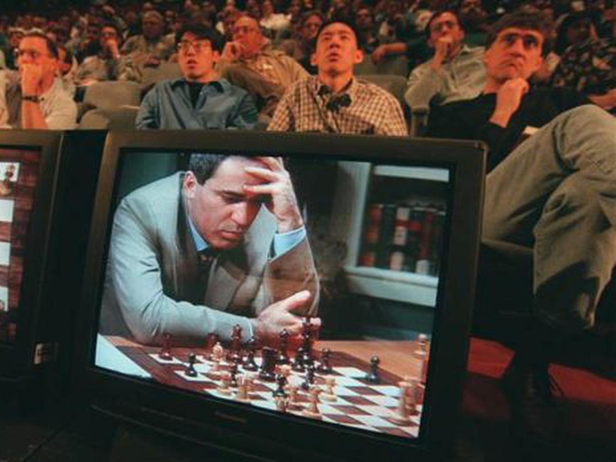 Deep Blue jugando al ajedrez con el campeon mundial Garry Kasparov en 1997